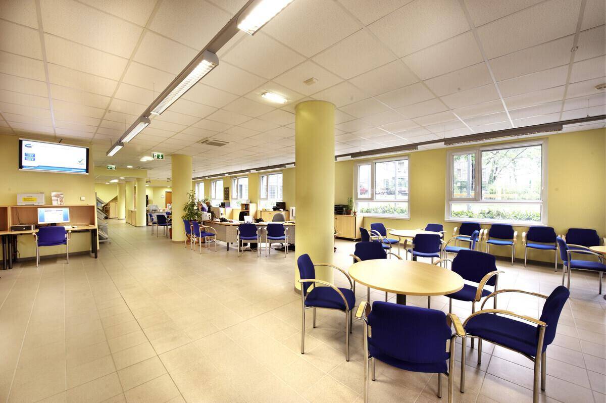Großzügiger Bürobereich mit mehreren Arbeitsplätzen, Besprechungsecken und viel Tageslicht.