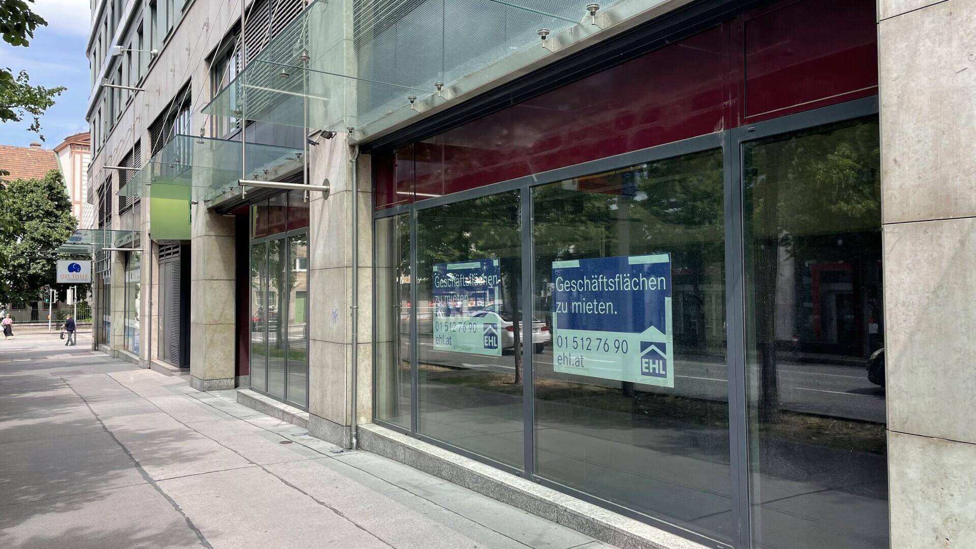 Nahaufnahme der Geschäftsfassade mit großen Schaufenstern und 'zu vermieten'-Schildern, die auf verfügbare Flächen hinweisen.