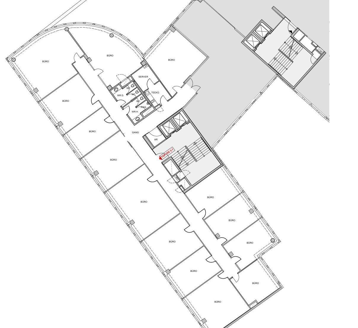 Grundrissplan eines Bürogebäudes mit mehreren Büroräumen, Flur, Teeküche, Sanitäranlagen und Aufzug.