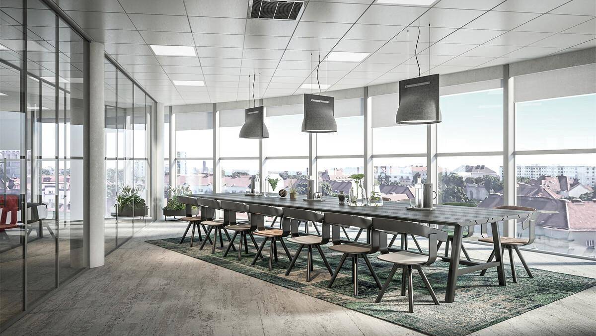 Großer Konferenzraum mit langem Tisch, modernen Pendelleuchten und Panoramablick durch die Fenster.