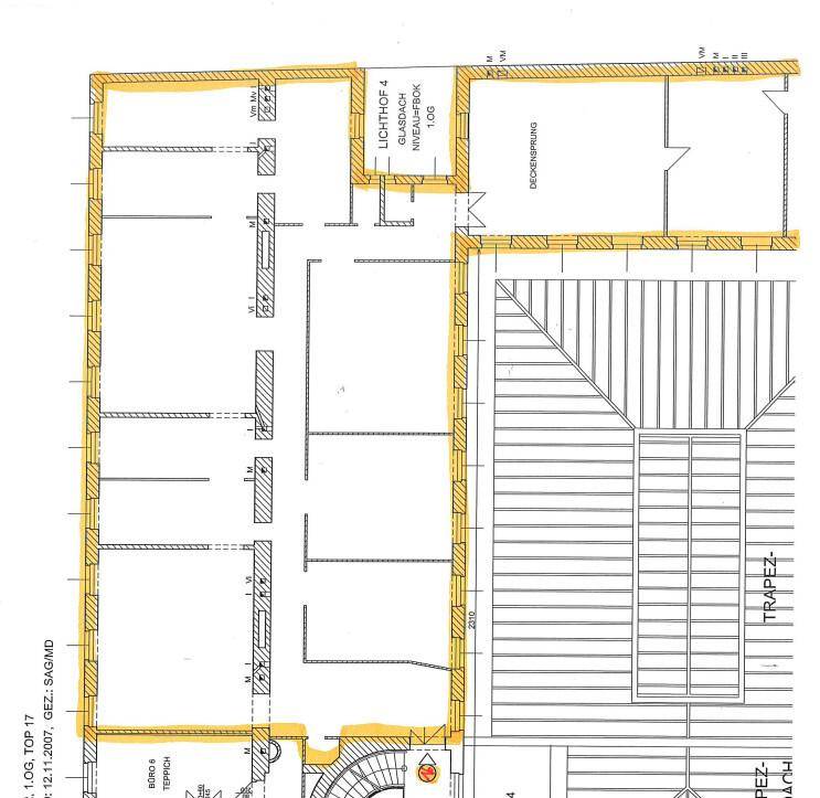 Detaillierter Grundriss des ersten Obergeschosses mit verschiedenen Räumen und einem Lichthof.