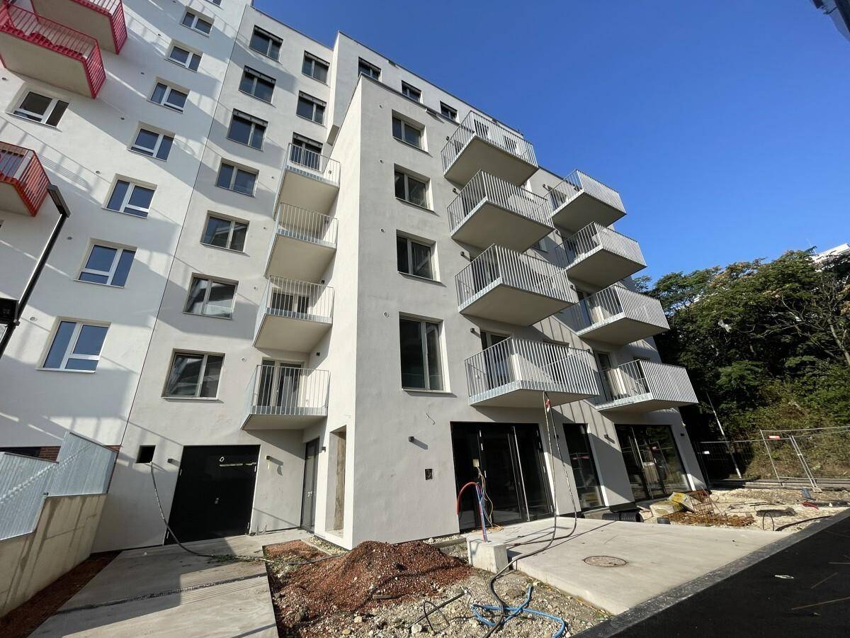 Neubau-Wohngebäude mit vielen Balkonen und moderner Architektur, noch im Bau.