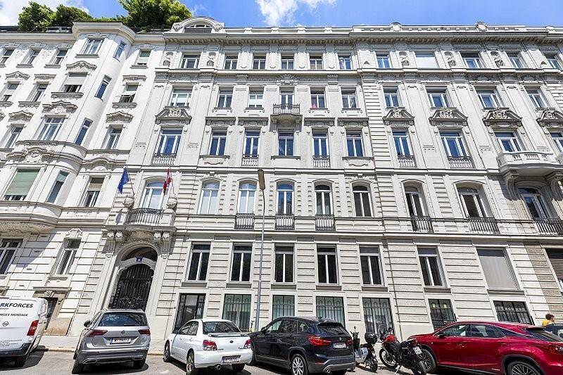 Historisches Gebäude mit detailreicher Fassade und blauer Himmel über der Stadtansicht.
