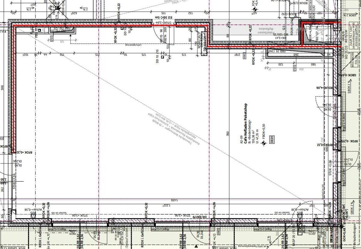 Detaillierter Grundriss einer Gewerbeeinheit mit eingezeichneten Maßen und Installationen.