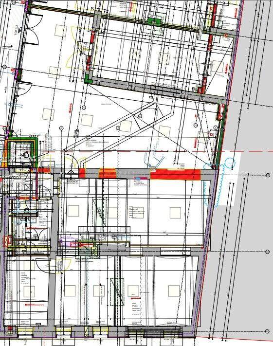 Detaillierter architektonischer Grundriss mit verschiedenen Ebenen und technischen Linien.