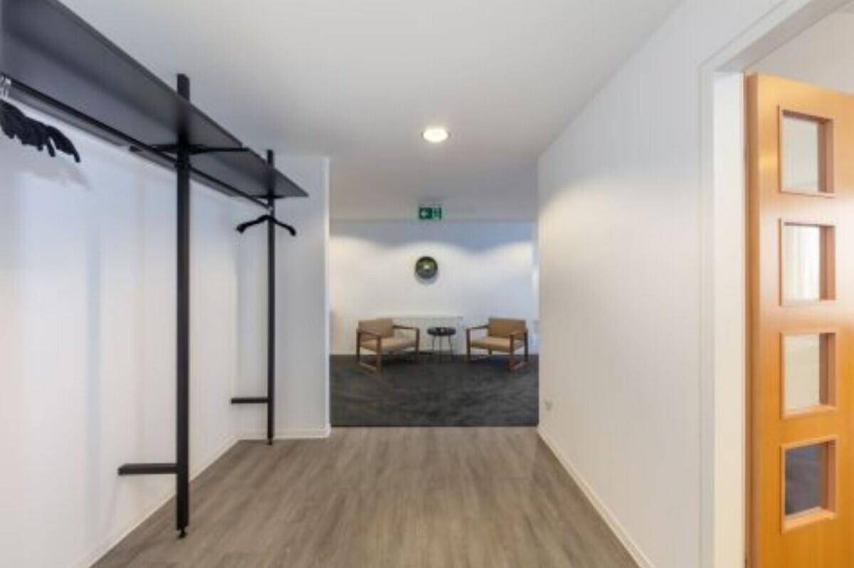 Langer Flur mit Garderobe und Blick auf einen weiteren Sitzbereich.