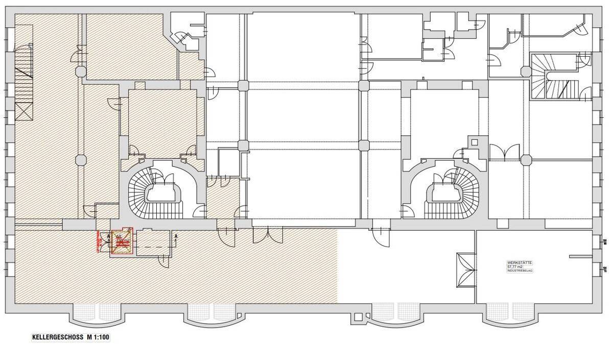 Detaillierter Grundriss des Kellergeschosses mit verschiedenen Räumen und Treppenhäusern, übersichtlich dargestellt.