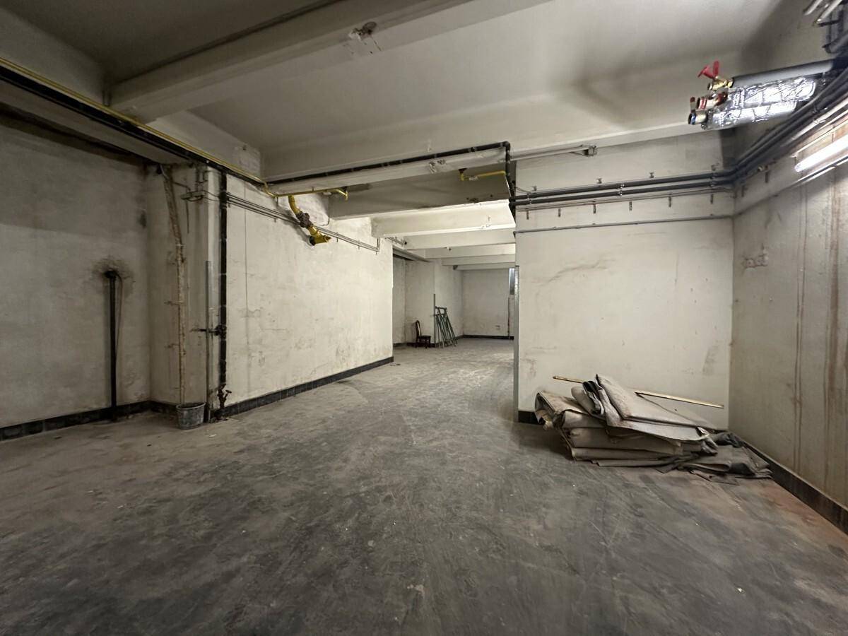 Kellerraum mit sichtbaren Versorgungsleitungen und Betonboden, bereit für die Renovierung oder Umgestaltung.