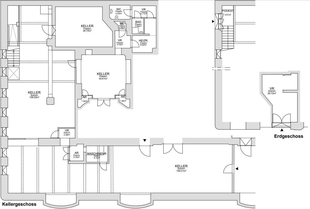 Grundriss des Keller- und Erdgeschosses mit verschiedenen Räumen und Zugängen, inklusive Sanitärbereichen.