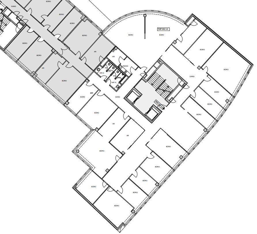 Grundriss eines Bürogebäudes mit mehreren Büroeinheiten, zentralem Treppenhaus und Aufzügen.
