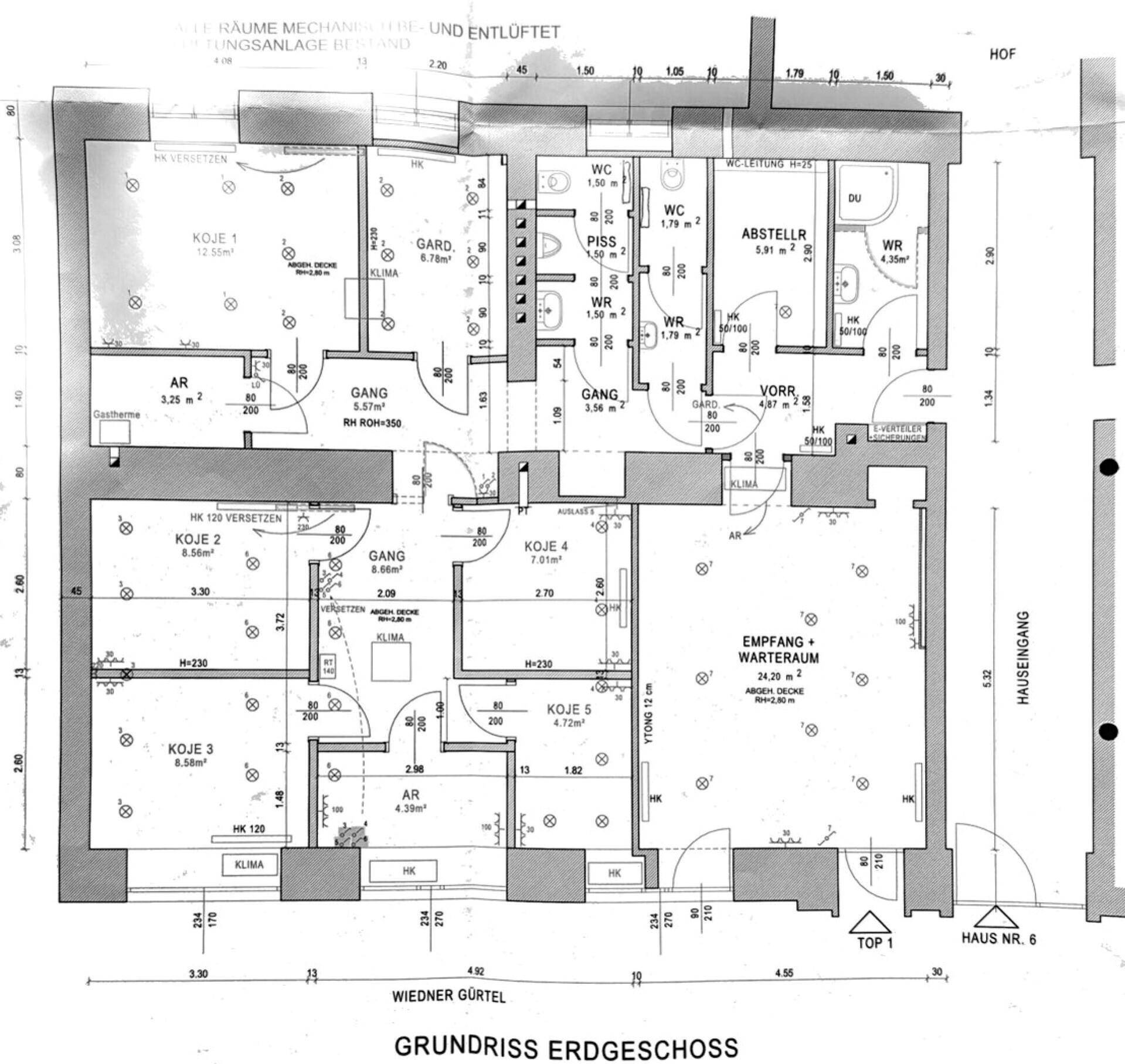 Detaillierter Grundriss des Erdgeschosses mit mehreren Räumen, Empfangsbereich und Toiletten.