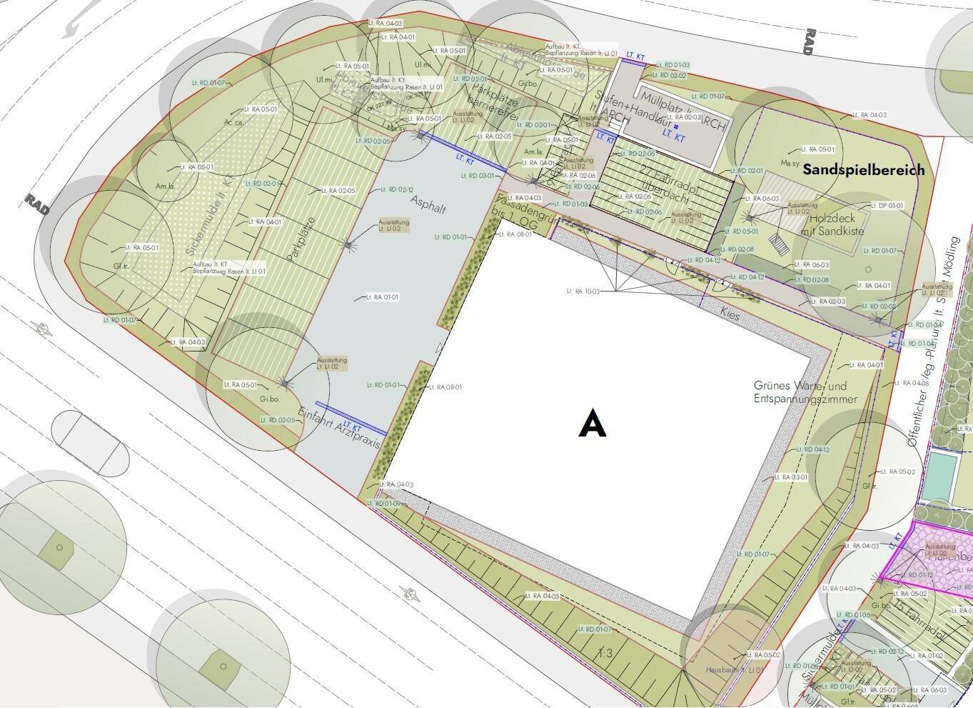Detaillierter Lageplan eines Gebäudes mit Außenanlagen, Parkplätzen und einem Sandspielbereich.
