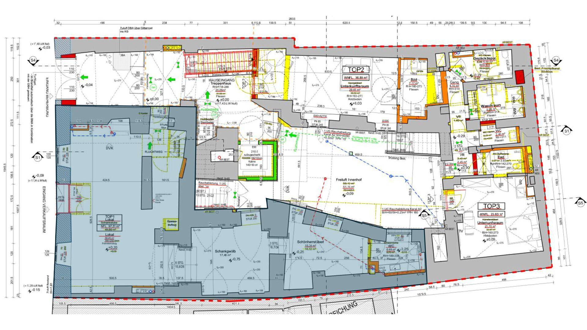 Detaillierter Grundrissplan eines Gebäudes mit mehreren Wohneinheiten, Treppenhäusern und offenen Bereichen.