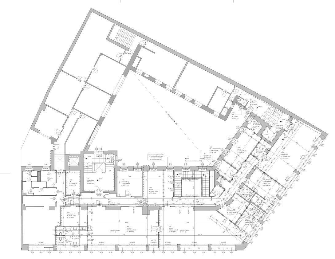 Detaillierter Grundriss einer Etage mit verschiedenen Räumen und Treppenhäusern.