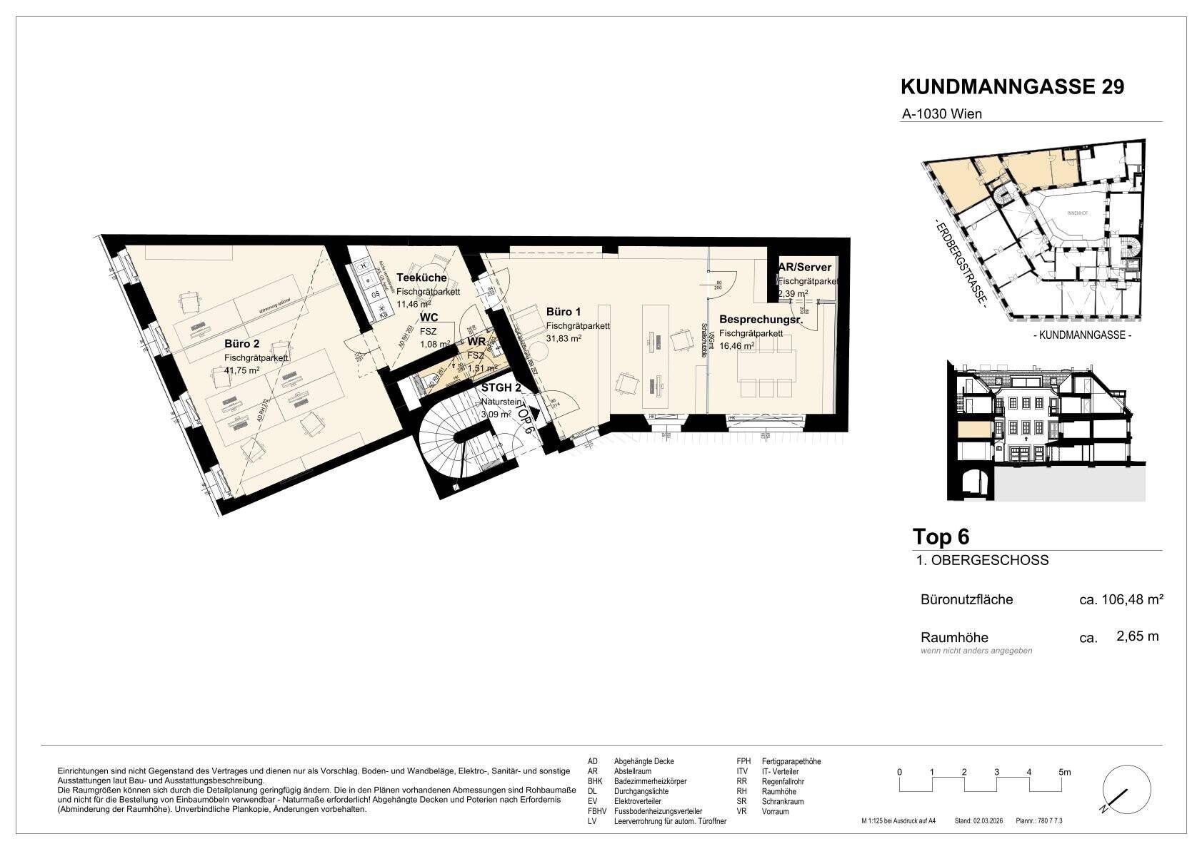 Grundriss des ersten Obergeschosses mit Büroräumen, Teeküche und Toilettenbereich, inklusive kleiner Balkone.