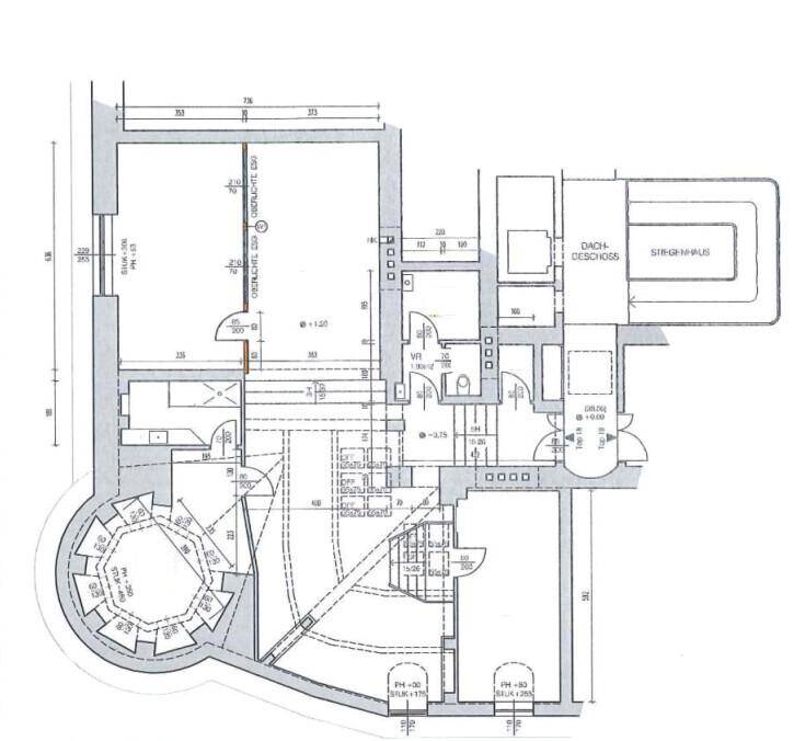 Detaillierter Grundriss des Dachgeschosses mit mehreren Räumen und einer Treppe.