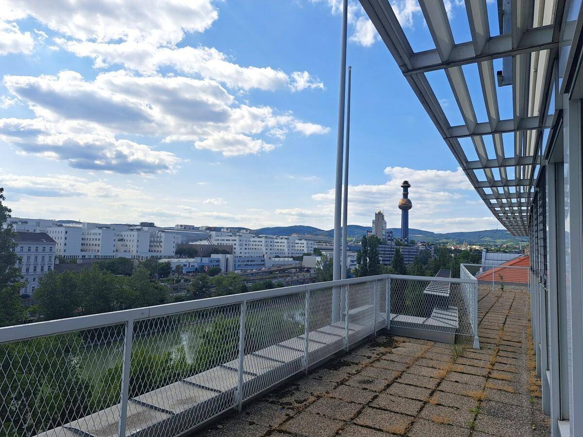 Geräumiger Balkon mit Panoramablick auf die Stadt und die umliegenden Berge.