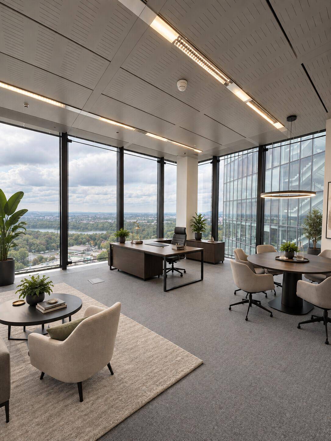Elegantes Büro mit Schreibtisch, Besprechungsbereich und bequemen Sesseln, alles mit Panoramablick.