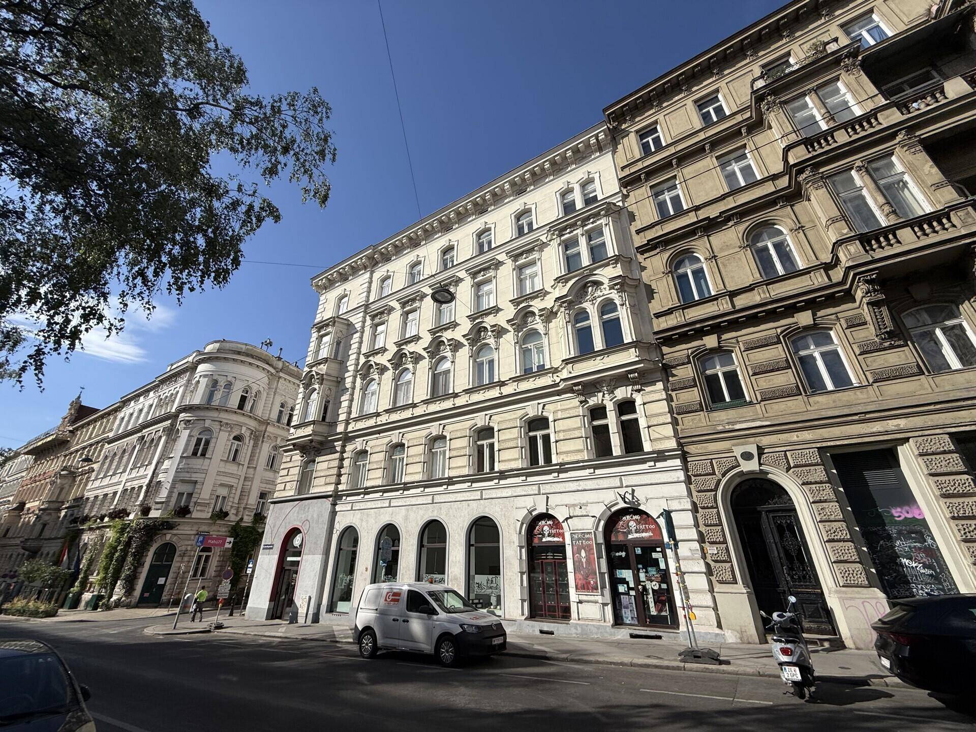 Klassisches Wiener Gebäude mit reich verzierten Fassaden und großen Fenstern entlang einer städtischen Straße.