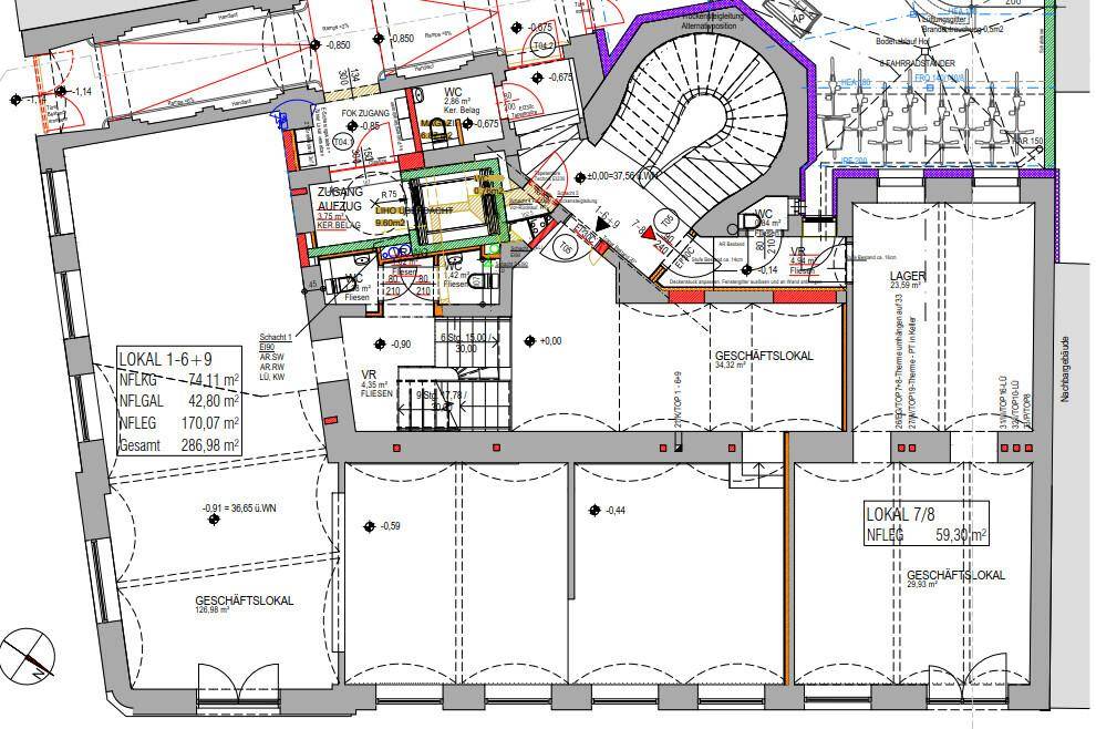 Detaillierter Grundriss des Erdgeschosses mit mehreren Geschäftsräumen, Treppenhaus und Aufzug.