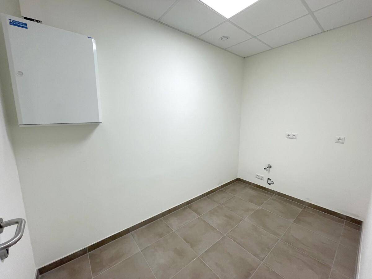 Kleiner, leerer Raum mit Fliesenboden und einer Wandmontage, ideal als Abstellraum.