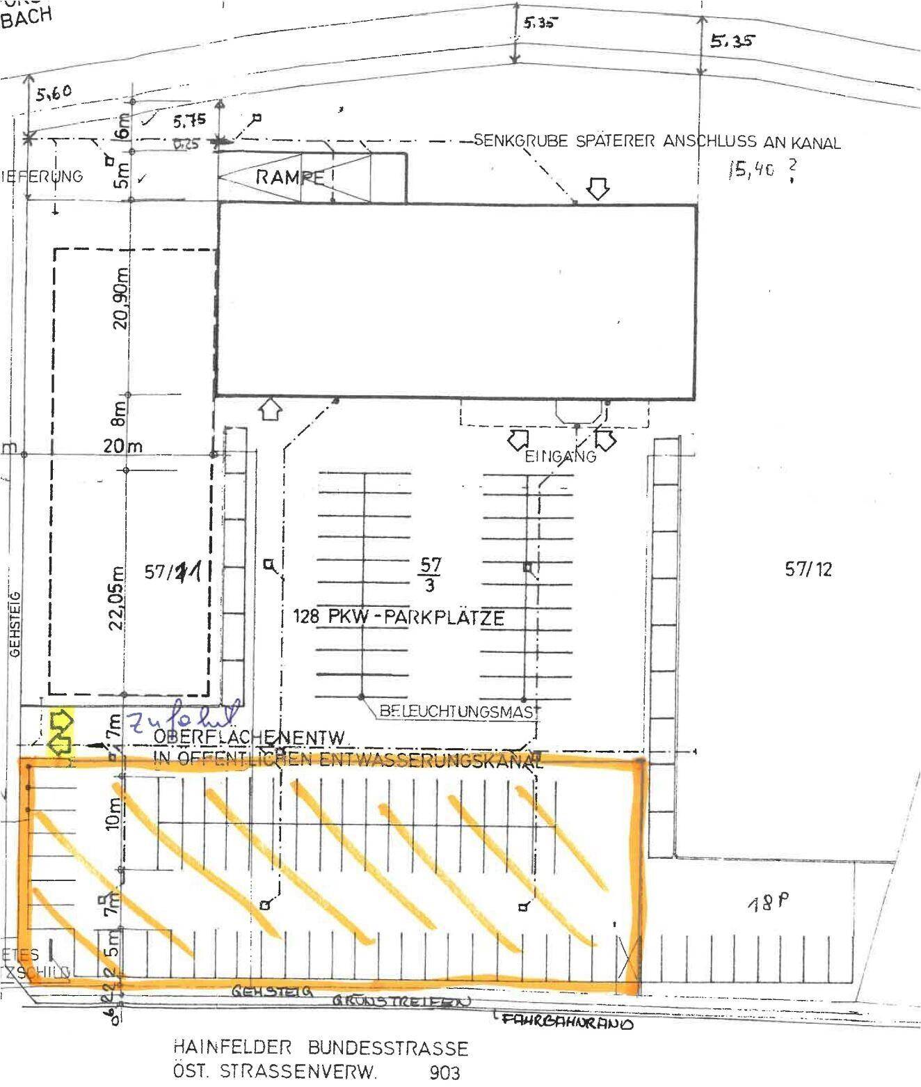 Grundrissplan eines Gebäudes mit Zufahrt, Rampe und zahlreichen Parkplätzen.