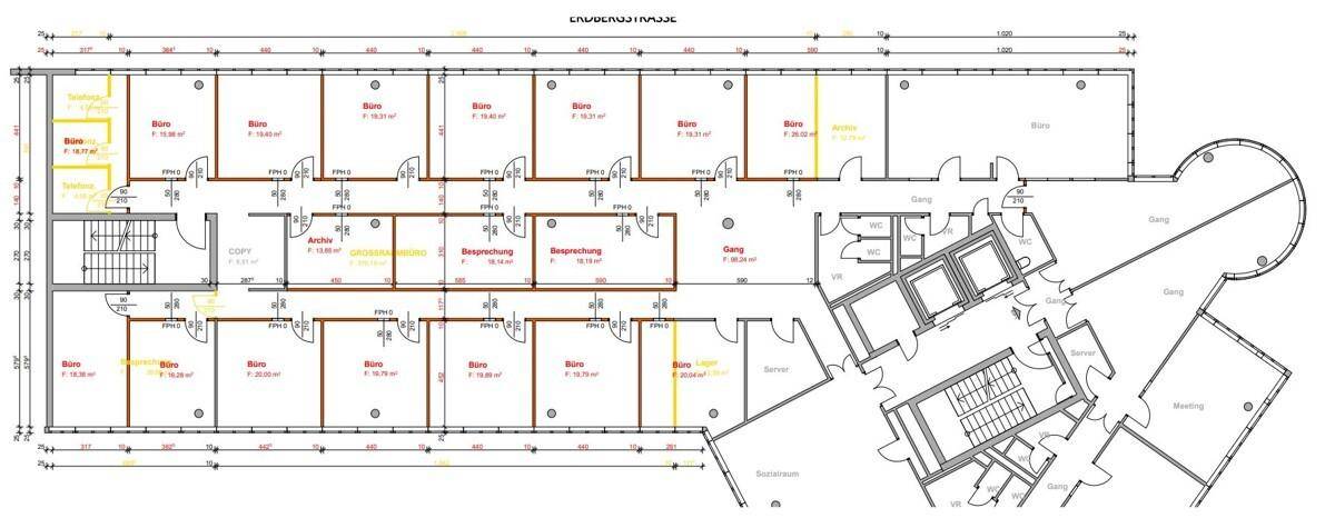 Grundrissplan eines Bürogebäudes mit mehreren Büros, Besprechungsräumen, Fluren und einem Treppenhaus mit Aufzug.