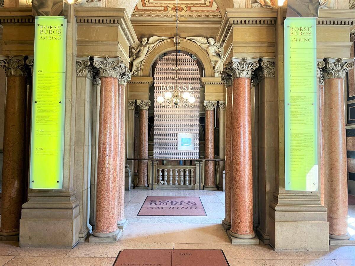 Prächtige Eingangshalle mit hohen Säulen, Marmorböden und dekorativen Elementen.