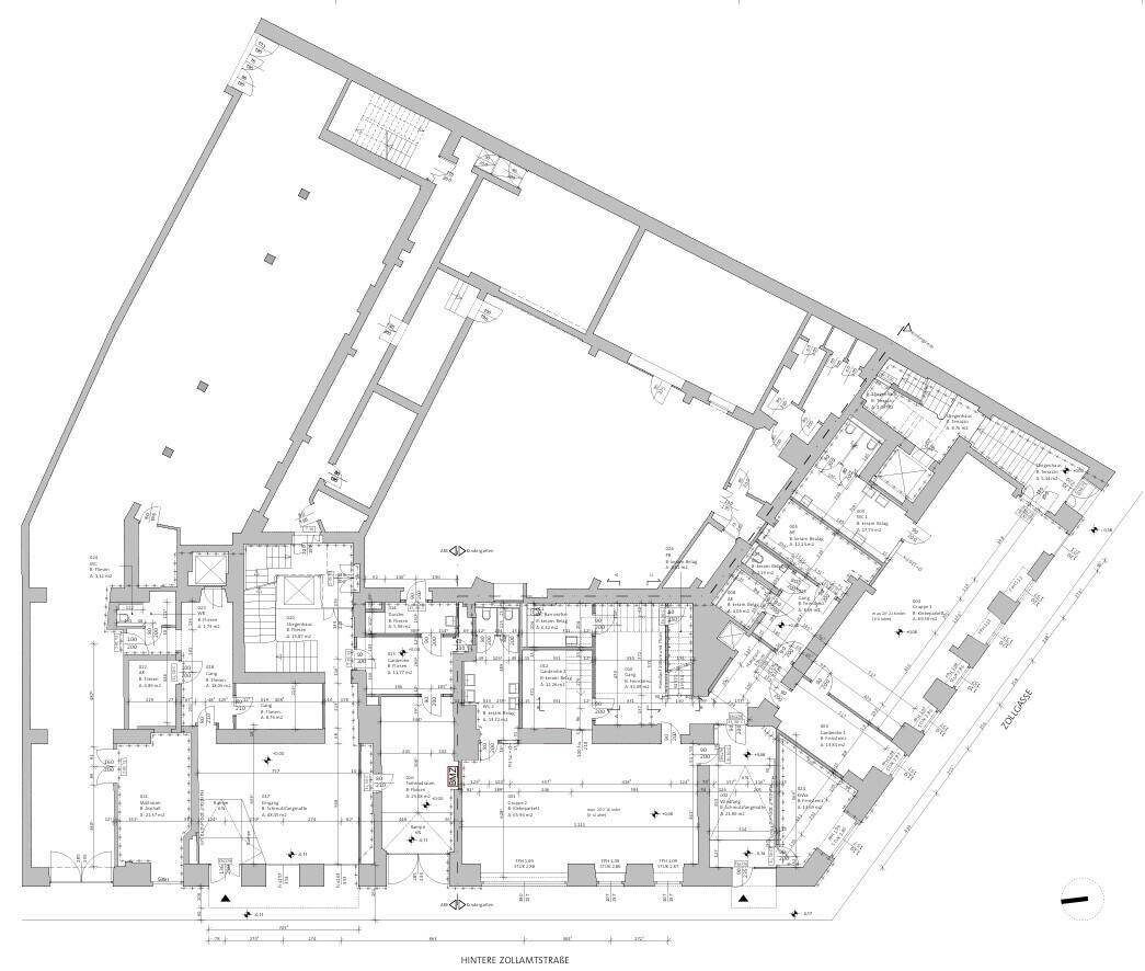 Übersichtlicher Grundriss einer Etage mit vielen Büroräumen und Zugang zu Treppenhäusern.