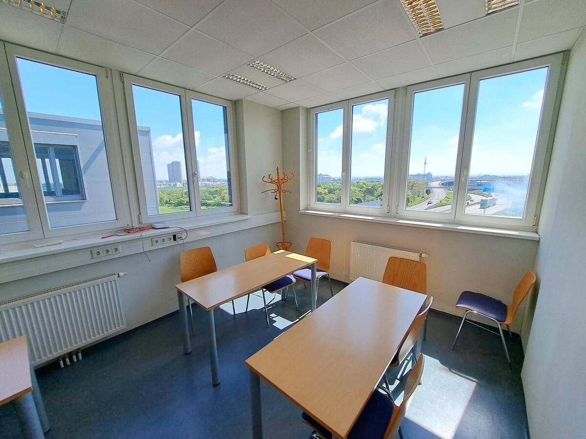 Helles Büro oder Besprechungsraum mit vielen Fenstern und weitem Blick auf die Umgebung.