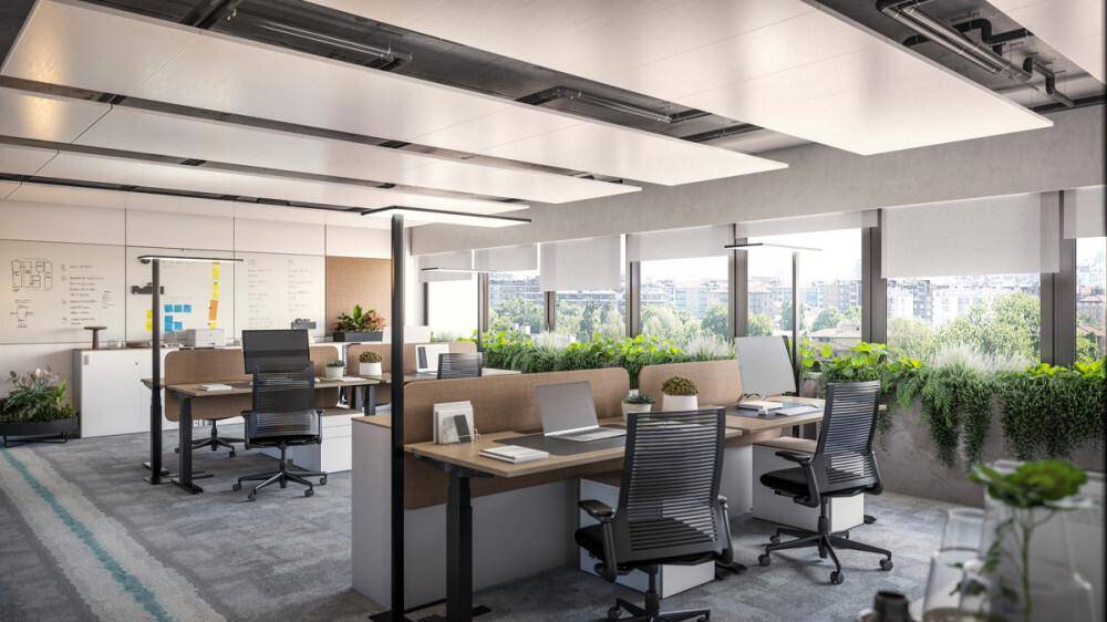 Geräumiges Großraumbüro mit modernen Schreibtischen, ergonomischen Stühlen und viel natürlichem Licht.