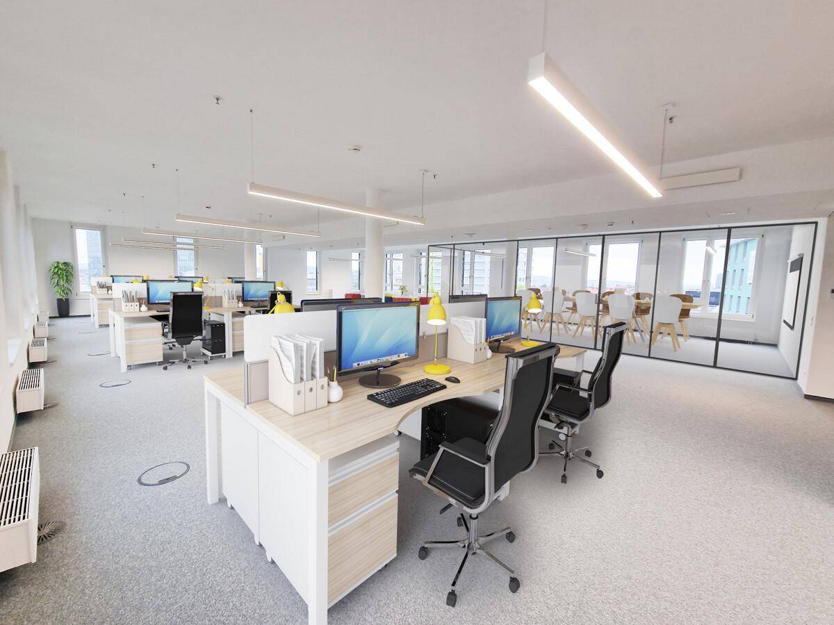 Großes, offenes Büro mit Reihen von Schreibtischen, Computern und ergonomischen Bürostühlen.