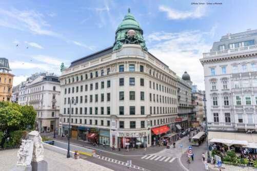 Historisches Gebäude mit markanter Kuppel und belebter Straße in der Stadt.