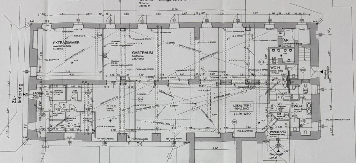 Detaillierter Grundriss eines Gewerbeobjekts mit verschiedenen Räumen und Terrassenbereich.
