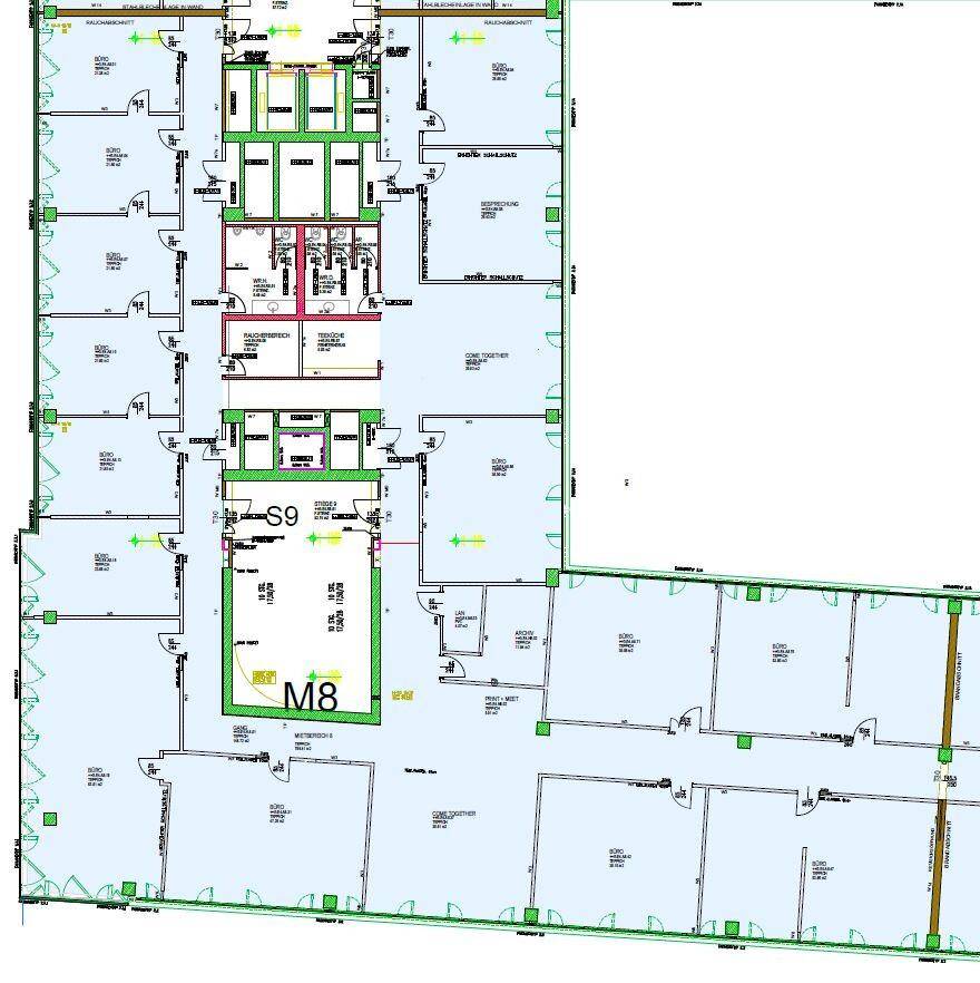 Detaillierter Grundriss eines Bürogebäudes mit zahlreichen Einzelbüros und Gemeinschaftsbereichen, sowie mehreren Toilettenanlagen.