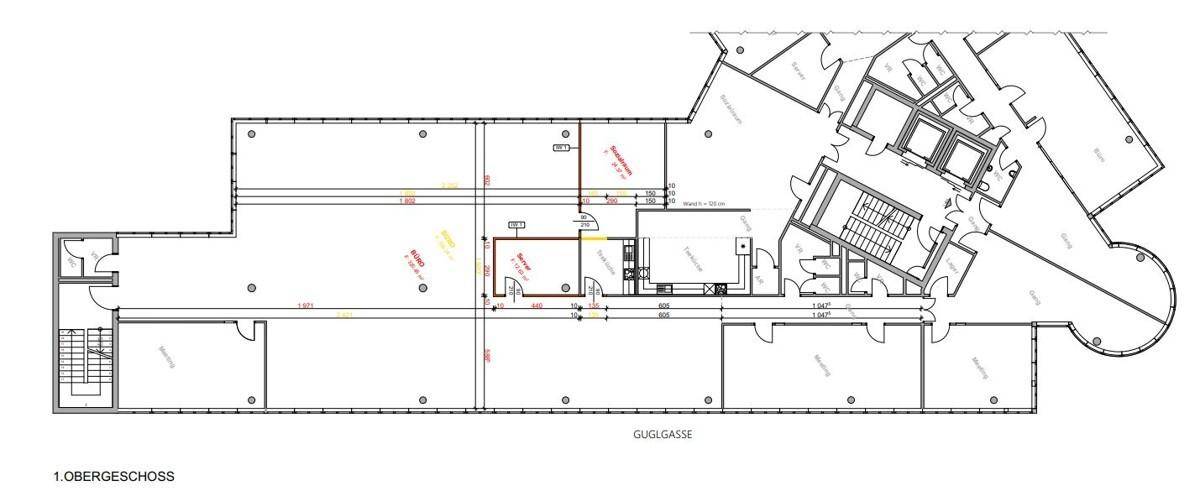 Grundriss des ersten Obergeschosses mit mehreren Büroräumen, einem zentralen Treppenhaus und Aufzug.