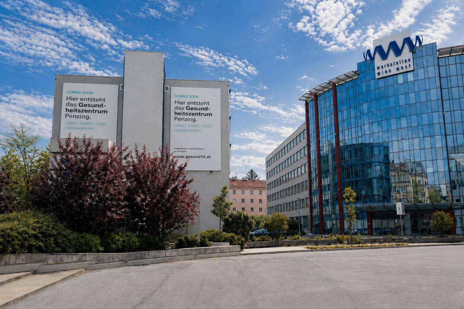 Blick auf das Gesundheitszentrum Penzing und ein angrenzendes modernes Bürogebäude.