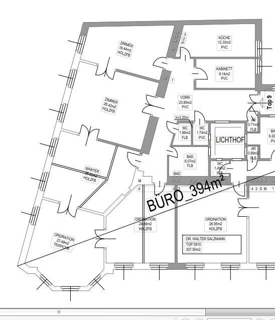Detaillierter Grundriss einer Büroetage mit verschiedenen Zimmern, Bädern und Flächenangaben.
