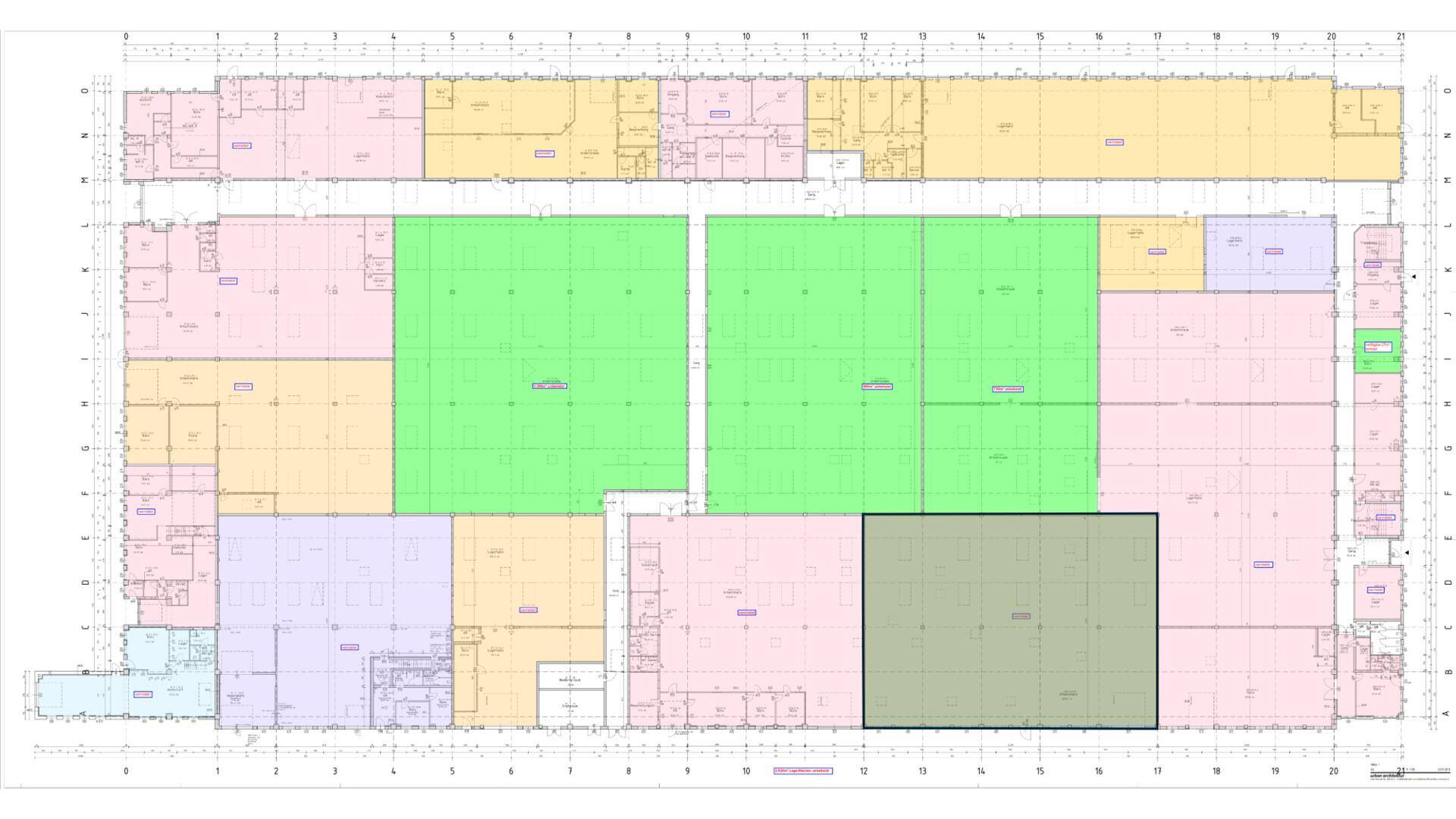 Detaillierter Grundrissplan mit farblich markierten Bereichen und verschiedenen Raumaufteilungen für Büros und Lager.
