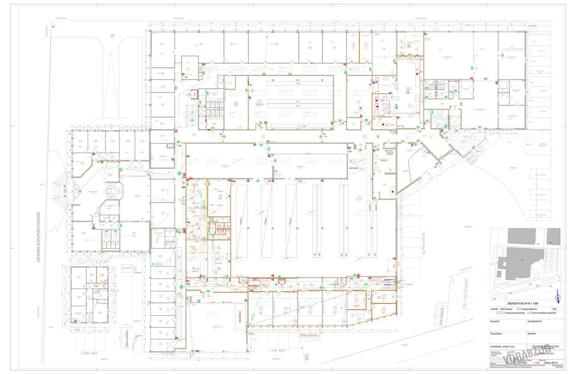 Umfassender Grundrissplan mit mehreren Etagen, Büros, Lagerbereichen und Sanitäranlagen.