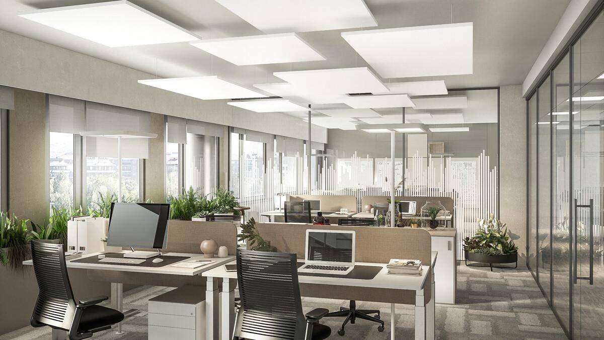 Modernes Großraumbüro mit ergonomischen Arbeitsplätzen, großen Fenstern und Pflanzen zur Begrünung.