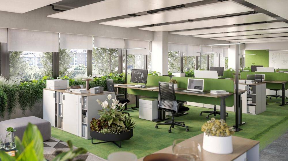 Helles und modernes Großraumbüro mit grünen Akzenten, ergonomischen Arbeitsplätzen und viel Tageslicht.