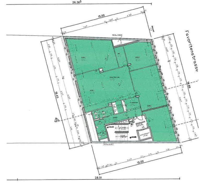 Detaillierter Grundriss eines Bürogebäudes, der mehrere Büroräume, eine Wartezone und ein zentrales Treppenhaus auf einer Etage zeigt.