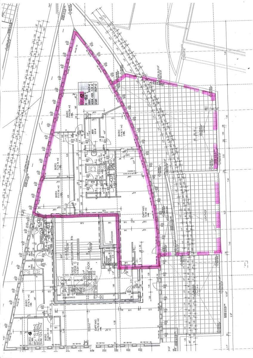 Detaillierter Grundriss einer Etage mit mehreren Büroräumen und einer markierten Fläche.