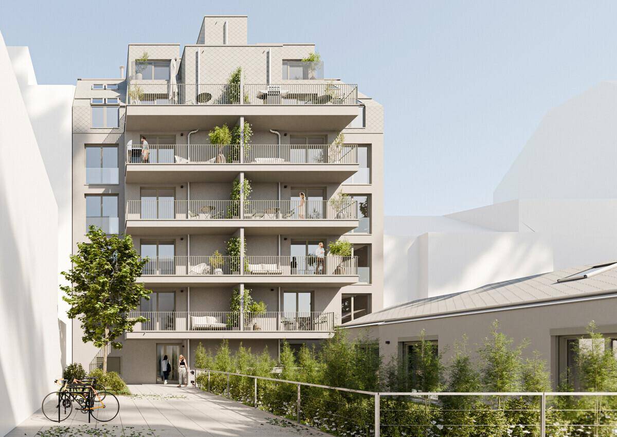 Grundriss des Erdgeschosses mit Eingangsbereich, Mehrzweckraum, Aufzug und Zugang zu einem begrünten Innenhof mit Fahrradstellplätzen.