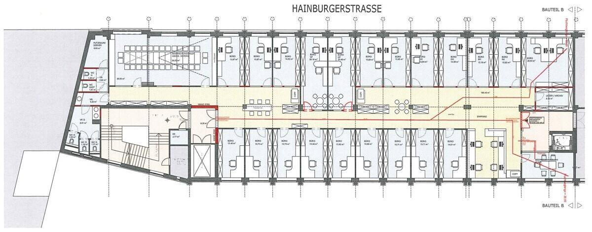 Detaillierter Grundriss eines Bürogebäudes mit zahlreichen Einzelbüros und Gemeinschaftsbereichen.