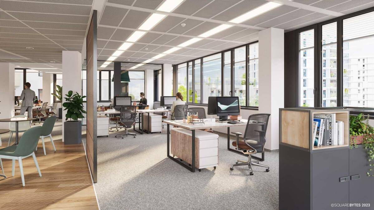 Geräumiges und helles Büro mit modernen Arbeitsplätzen, großen Fenstern und funktionalen Möbeln.