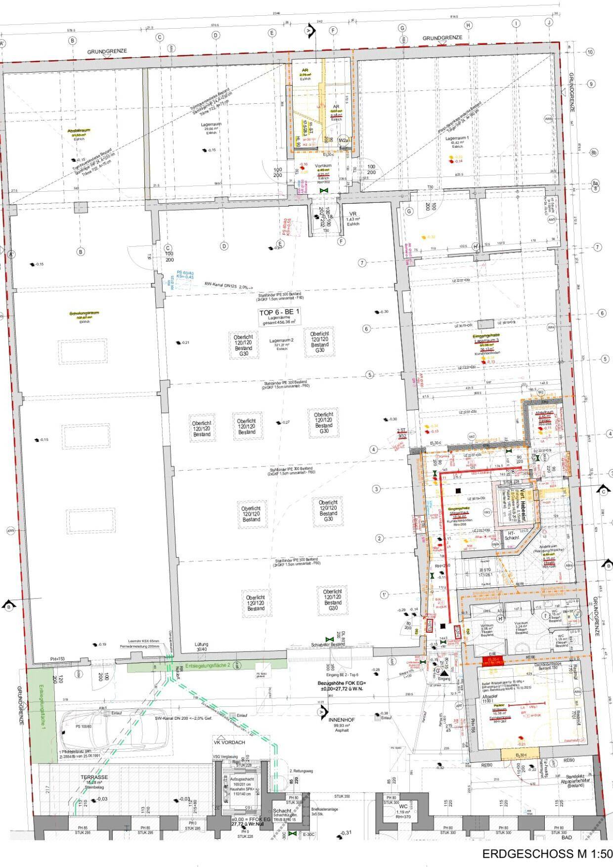 Detaillierter Grundriss des Erdgeschosses mit verschiedenen Räumen und Abmessungen.