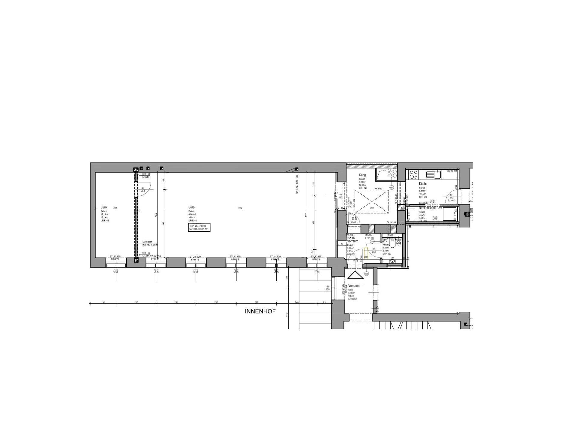 Grundrissplan eines Stockwerks mit Büros und Blick auf einen Innenhof.