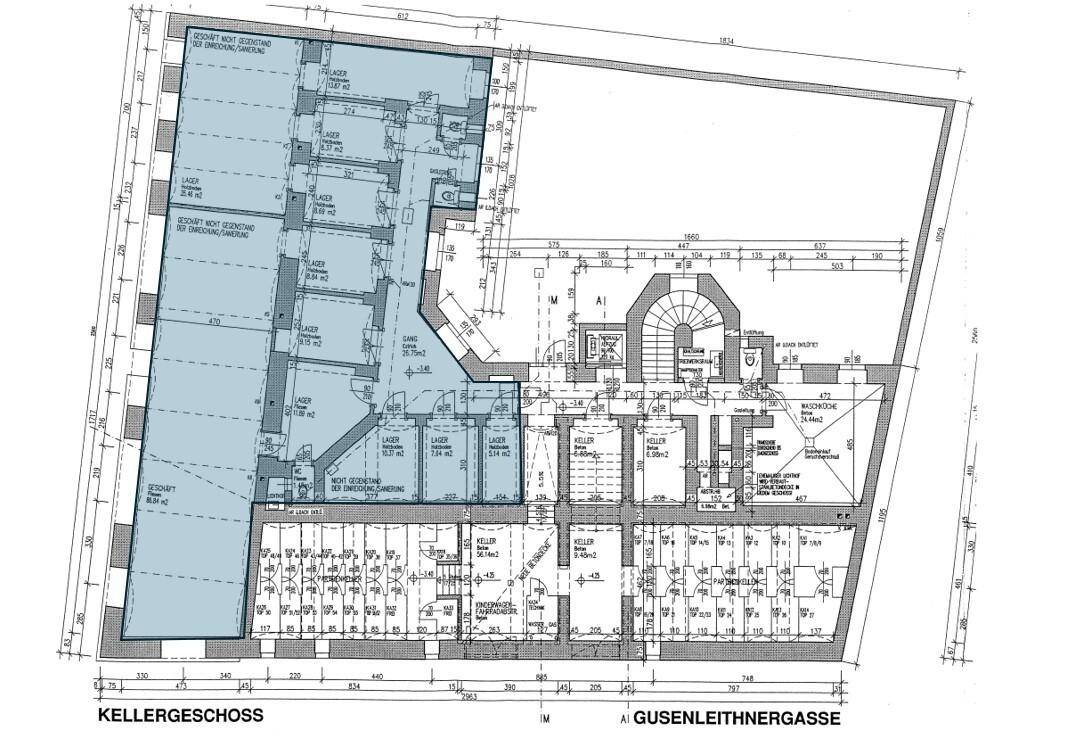 Ein Grundriss des Kellergeschosses mit verschiedenen Lagerbereichen und einem Treppenhaus.